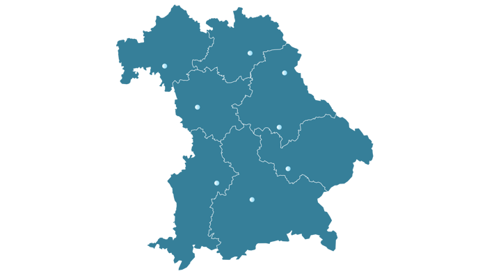 Bayernkarte mit Regierungsbezirken und Standortmarkierungen für Ansbach, Augsburg, Bayreuth, Landshut, München, Regensburg, Weiden und Würzburg